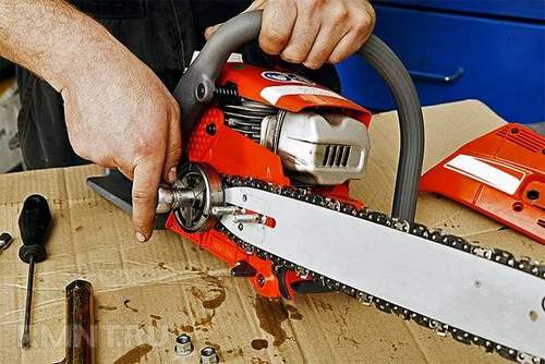 How to Clutch a Clutch On a Chainsaw