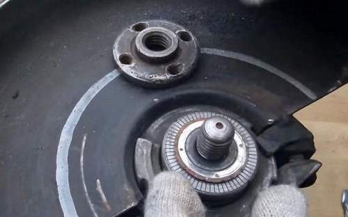 How to Unscrew a Disc From an Angle Grinder
