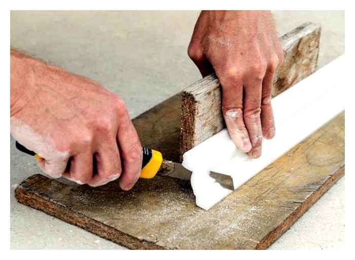 How to cut a ceiling plinth in the corners without a ruler